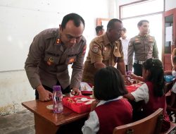 Polisi Peduli, Polres Malang Berbagi Makanan Bergizi untuk Pelajar Terdampak Banjir