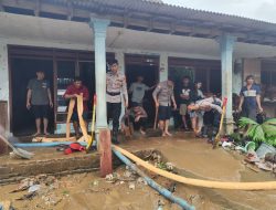 Polisi Peduli, Polres Blitar Salurkan Bantuan dan Siapkan Dapur Umum untuk Warga Terdampak Banjir