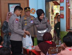 Jumat Berkah, Polres Blitar Berbagi Makanan Bergizi Gratis di Sekolah