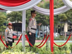 Asistensi Kampung Tangguh dan Polisi RW, Kapolda Jatim Pimpin Apel Besar Petugas Polmas dan Satkamling Pasca Pilkada