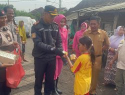 Mobil Si Sumeh Polres Pasuruan Kota Salurkan Bantuan Untuk Korban Banjir di Rejoso