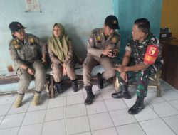 Babinsa Kelurahan Ampel Komsos dengan Satpol PP Semampir untuk Jaga Ketertiban Wilayah