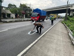 Jelang Nataru, Polres Pasuruan Mitigasi Jalur Surabaya-Malang, Tambal Jalan Berlubang
