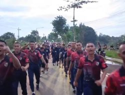Tim Kodiklatal Lewati Rintangan Hujan Dalam Gerak Jalan Mojokerto – Surabaya