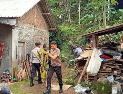 Sinergitas Polisi Bersama TNI dan Warga Bersihkan Tanah Longsor di Ngawi