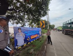 Jelang Nataru, Polres Pelabuhan Tanjungperak Pasang Rambu di Jalur Black Spot