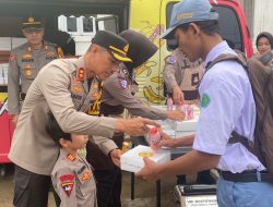 Si Sumeh” dan “Si Sabar” Polres Pasuruan Kota Kembali Berbagi Makanan Sehat Bergizi Gratis bagi Pelajar