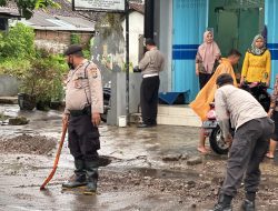 Gercep Polisi Tangani Banjir di Jember Perlancar Lalin hingga Bersihkan Rumah Warga Terdampak