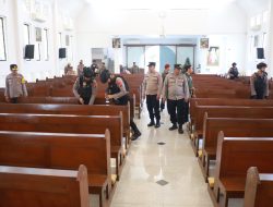 Tim Jibom Gegana Polda Jatim Lakukan Sterilisasi di Sejumlah Gereja Jelang Ibadah Natal*