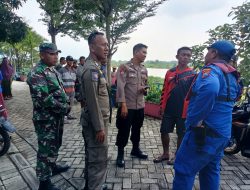 Babinsa Koramil 0817-15/Bungah Bersama Tim Gabungan Lanjutkan Pencarian Korban Hilang di Sungai Bendung Gerak Sembayat (BGS)