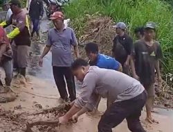 Kolaborasi Polisi Bersama Tiga Pilar dan Warga Tangani Banjir dan Longsor di Jember
