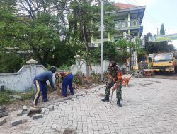 Babinsa Koramil 0817/06 Manyar Bersama Warga Lakukan Karya Bhakti Pemavingan Jalan Kampung di Desa Manyarejo