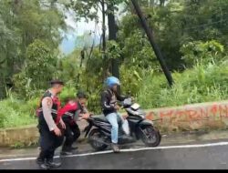 Tim Drogban Polres Magetan Siaga Bantu Kendaraan Wisatawan di Tanjakan Ekstrem Wisata Telaga Sarangan
