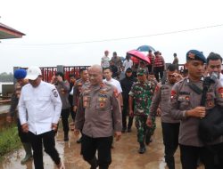 Wakapolda Riau dan Bupati Pelalawan Tinjau Korban Banjir Sungai Kampar, Berikan Bantuan Sembako dan Pelayanan Kesehatan
