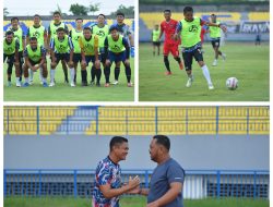 Jalin Sinergitas Kapolres Gresik bersama Bupati Gresik Bermain Sepak bola Bersama