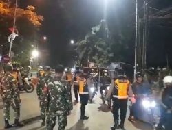 Personel Koramil 0830/06 Benowo Lakukan Penyekatan di Pos Pengamanan Jelang Pergantian Tahun