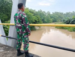 Melihat Jembatan Dapet Sudah Penuh, Masyarakat Di Bantaran Kali Lamong Agar Waspada