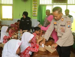 Wujudkan Asta Cita, Polres Probolinggo Berbagi Makanan Bergizi Untuk Siswa Sekolah Dasar