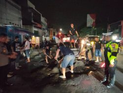 Peduli Keselamatan Pengendara, Polsek Krian dan Relawan Bersatu Tambal Jalan Rusak