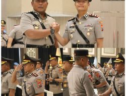Sertijab Kapolres Gresik : Tongkat Komando dari AKBP Arief Kurniawan Beralih ke AKBP Rovan Richard Mahenu