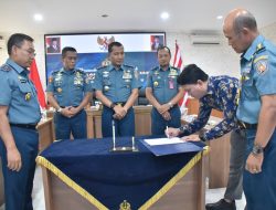 Kodiklatal Ikuti Penandatanganan Kontrak Pengadaan Barang dan Jasa Secara Kolektif UO TNI AL TA. 2025