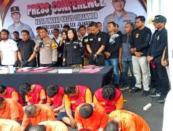 kurun waktu satu bulan  Polrestabes surabaya bersama polsek  Jajaran ungkap kasus Curanmor 32 pemuda di amankan