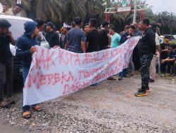 Masyarakat Desa Danau Lancang bersama dengan Tokoh dan Pemuda melakukan Aksi di PT. SAM satu