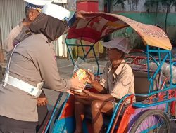 Polres Kediri Kota Berbagi Sembako di Jumat Berkah, Wargapun Sumringah
