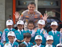 Polres Gresik Ramah Anak, Kapolres Gresik Kenalkan Anak TK naik kendaraan dinas dan keliling Polres