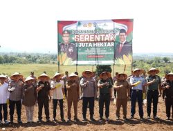 Pemkab Kampar Bersama Kapolda Riau Lakukam Program Penanaman jagung 1 Juta Hektar.