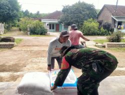 Semangat Tinggi, Babinsa Pager Gunung Dampingi Penyaluran Pupuk Subsidi Untuk Kelompok Tani