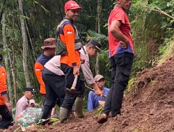 Polsek Karangreja Ikut Kerja Bakti Bersihkan Tanah Longsor