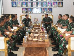 Perkuat Silaturahmi, Danpuslatdiksarmil Kodiklatal Kunjungi Satuan TNI AL di Sidoarjo