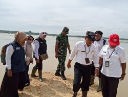 Babinsa Dampingi Kadistan Tinjau Lokasi Persawahan Terdampak Banjir di Arosbaya
