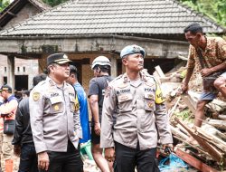 Polres Jombang Bersama TNI, Bantu Pencarian Korban Tanah Longsor