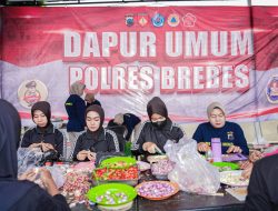 Buka Dapur Umum, 3.000 Paket Nasi Dibagikan Polres Brebes Bantu Warga Terdampak Banjir