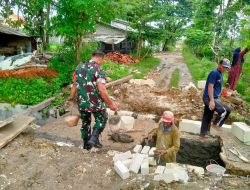 Babinsa Bersama Warga Kampung Torpong Bangun Infrastruktur Desa