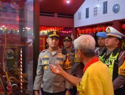 Kapolres Gresik Tinjau Langsung Pengamanan Perayaan Tahun Baru Imlek 2025 di Klenteng Kim Hin Kiong T.I.T.D