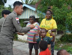Dukung Tumbuh Kembang Anak Papua, Personel Ops Damai Cartenz-2025 Berbagi Susu Kotak di Mimika