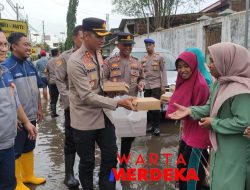 Polres Pasuruan Kota Evakuasi Warga Terdampak Banjir dan Beri Bantuan 1000 Nasi Kotak