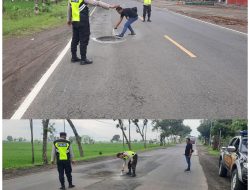 Respon Curhatan Warga, Polres Ngawi Tandai Jalan Berlubang Untuk Keselamatan Lalulintas