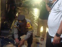 Polsek Tambora Beri Pertolongan Cepat kepada Warga yang Tergeletak di Ruko Pasar Pagi Karena Sakit