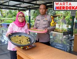 Bhabinkamtibmas Kelurahan Tomang Dampingi Kelompok Tani untuk Wujudkan Ketahanan Pangan di RPTRA Mandala