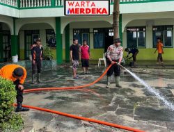 Banjir Surut, Polres Grobogan Berjibaku Bersihkan Lumpur di Sekolah