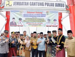 Pj Sekda Kampar Ramlah Bersama Anggota DPR RI Syahrul Aidi Ma’azat Resmikan Jembatan Gantung Desa Pulau Jambu