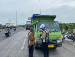 Tingkatkan Keselamatan di Jalan Raya, Satlantas Polres Gresik Tindak Tegas Truk Langgar Jam Operasional