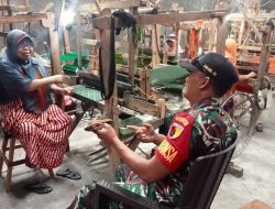 Babinsa Koramil 0817/08 Cerme Laksanakan Komsos dan Anjangsana di Sentra Pengrajin Tenun Wedani