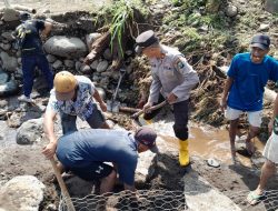 Kompak, Polisi dan TNI bersama Warga Pasang Bronjong Antisipasi Banjir Susulan di Situbondo