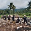 Gotong Royong, Polisi Bersama TNI dan Warga Bersihkan Material Banjir Bandang di Bondowoso