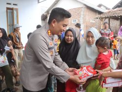 Kapolres Probolinggo bersama Bupati Terpilih Beri Bantuan Sembako untuk Warga Terdampak Banjir Bandang